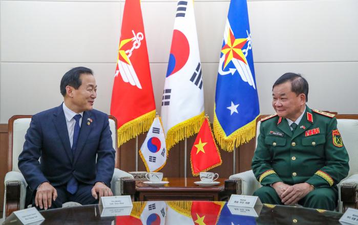 이두희(왼쪽) 국방부 차관이 11일 서울 용산구 국방부 청사에서 호앙쑤안찌엔 베트남 국방차관을 접견하고 있다. 한재호 기자