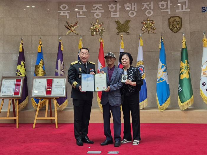 황인수(맨 왼쪽) 육군 인사병과장이 11일 육군종합행정학교에서 열린 병과 창설 11주년 기념식에서 병장 특별진급자와 기념사진을 촬영하고 있다. 부대 제공
