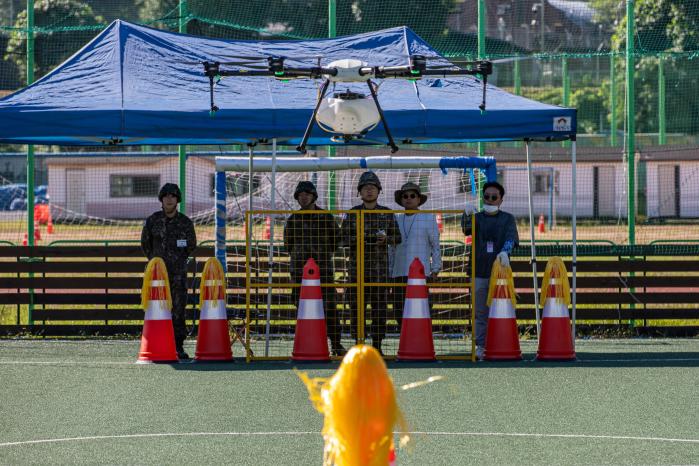 육군52보병사단이 예비군을 대상으로 실시한 드론 운용 훈련에서 동원예비군이 드론을 조종하고 있다. 부대 제공
