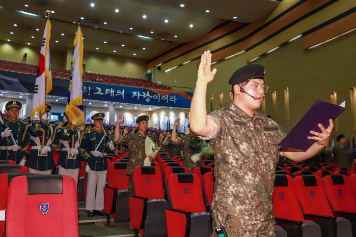 육군이 11일 육군학생군사학교에서 개최한 ‘예비역 하사 임용식’에서 신임 예비역 하사들이 임용선서를 하고 있다. 육군 제공