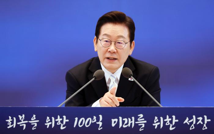 이재명 대통령이 11일 청와대 영빈관에서 열린 취임 100일 기자회견 ‘회복을 위한 100일, 미래를 위한 성장’에서 발언하고 있다. 연합뉴스