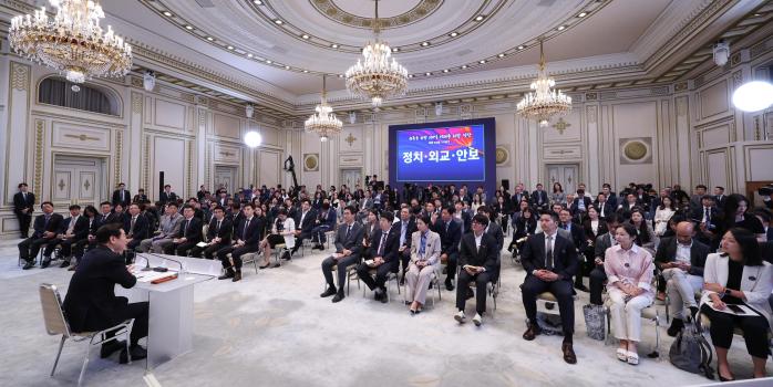 이재명 대통령이 11일 청와대 영빈관에서 열린 취임 100일 기자회견 ‘회복을 위한 100일, 미래를 위한 성장’에서 기자들과 질의응답을 하고 있다. 연합뉴스