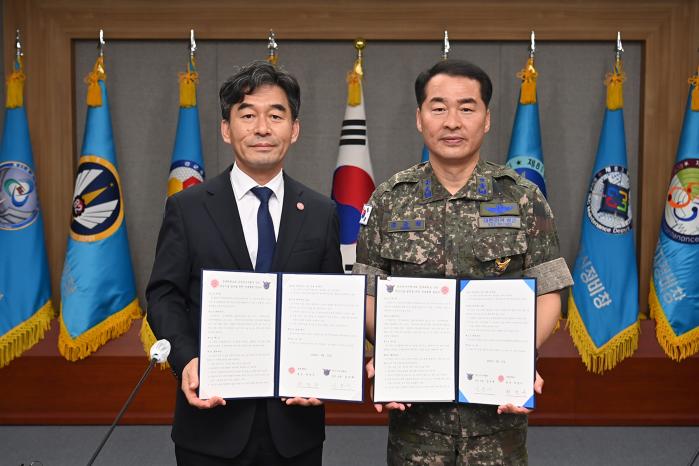 공승배(오른쪽) 공군군수사령관이 10일 허영우 경북대 총장과 항공 기술 교류와 업무 협력을 위한 상호협력 합의서를 체결한 뒤 합의서를 들어 보이고 있다. 부대 제공