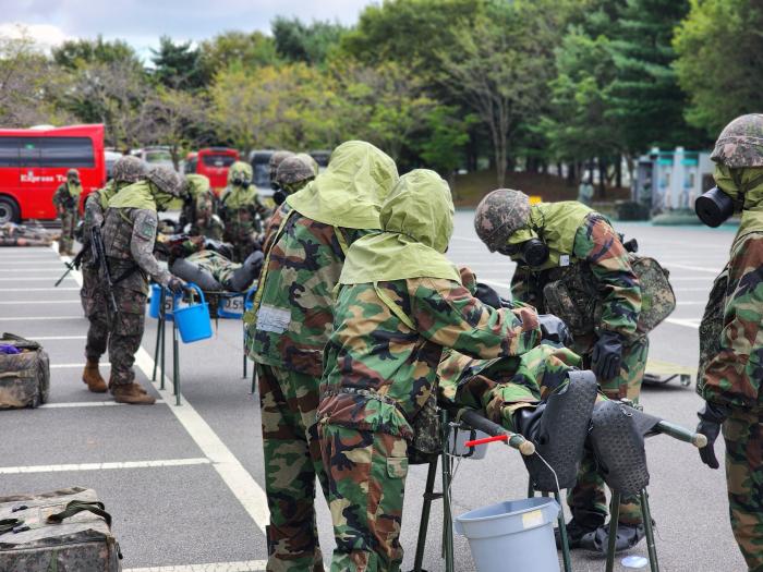육군53보병사단 울산여단 장병들이 지난 11일 울산대공원에서 열린 대량사상자 관리훈련에서 부상자 상태를 살피고 있다. 사진 제공=도원우 중위