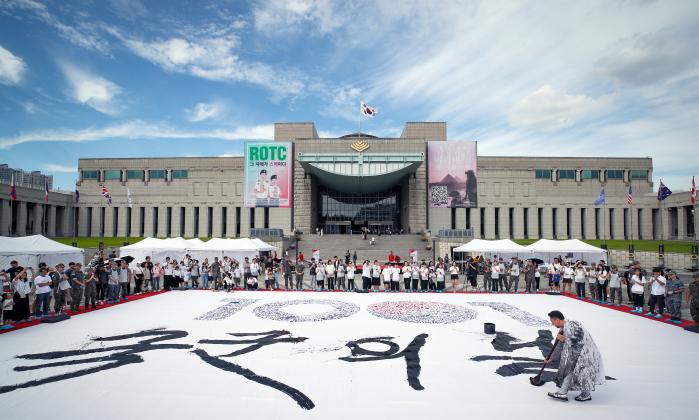 건군 77주년 국군의 날을 앞두고 14일 오후 서울 용산구 전쟁기념관 평화의 광장에서 국군의 날 행사기획단 주최로 열린 대형 캘리그라피 제작 행사에서 한국캘리그라피디자인협회장 이상현 작가가 퍼포먼스 시연을 하고 있다. 한재호 기자
