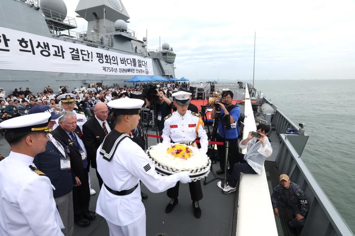 지난 12일 인천시 팔미도 인근 해상에서 거행된 인천상륙작전 전사자 추모 행사에서 참석자들이 해상헌화를 하고 있다. 이윤청 기자