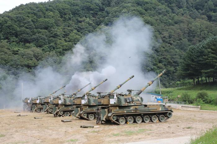 지난 12일 강원 인제군 일대 훈련장에서 열린 사격훈련에서 육군3포병여단 K9 자주포가 표적을 향해 일제히 포탄을 발사하고 있다. 부대 제공