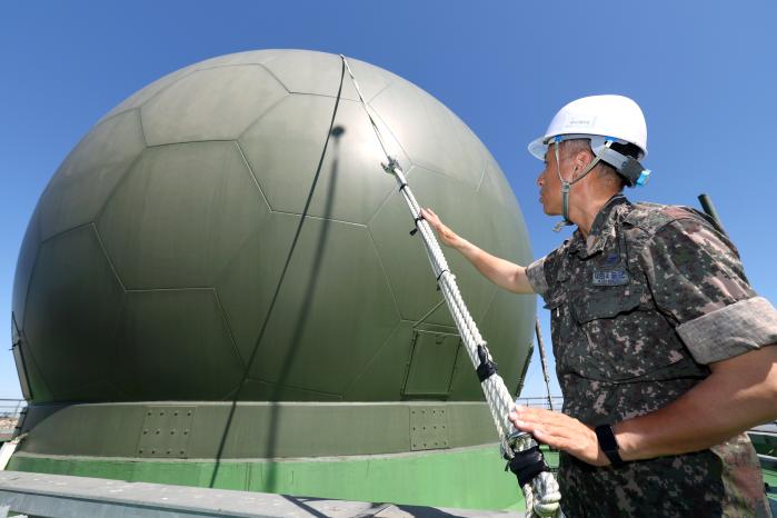 10일 인천 강화군 공군 방공관제사령부 예하 제8681부대에서 박주일 준위가 항공통제레이다의 스노 로프를 점검하고 있다.