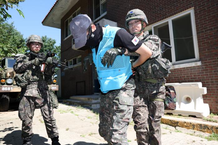 군사경찰 기동타격조가 불시훈련 상황을 가정해 부대 침입자를 제압하는 모습.