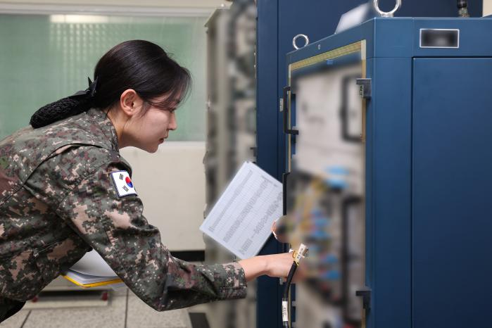 문예진 중사(레이다 정비사)가 레이다 장비 작동 상태를 감시하고 있다.