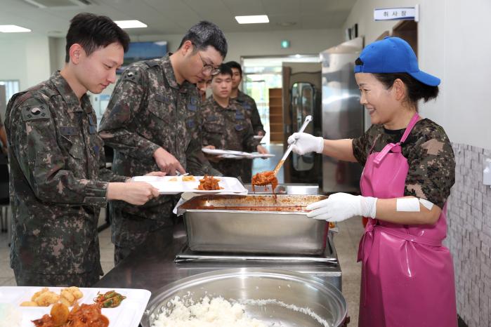 장병들이 점심 배식을 받고 있다.