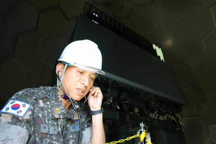 항공통제레이다의 소음 상태를 점검 중인 박주일 준위.