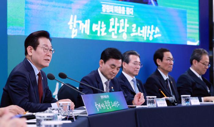 이재명 대통령이 지난 12일 강원창작개발센터에서 열린 ‘강원의 마음을 듣다’ 타운홀 미팅에서 발언하고 있다. 연합뉴스