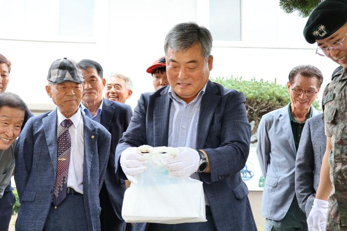 육군35보병사단 진안·무주대대가 지난 12일 개최한 부대개방행사에서 이명진 22대 대대장이 20년 전 묻었던 타임캡슐 내용물을 개봉하고 있다. 부대 제공