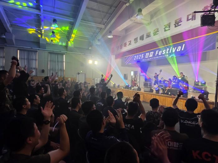 육군과학화전투훈련단 전문대항군연대 장병들이 지난 12일 ‘2025 전갈 페스티벌’을 관람하고 있다. 부대 제공