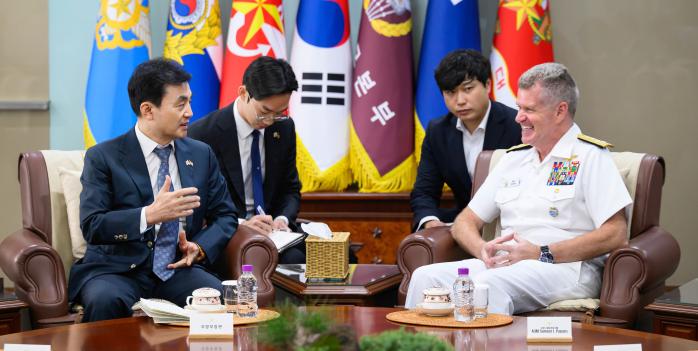 안규백(맨 왼쪽) 국방부 장관이 14일 서울 용산구 국방부 청사에서 새뮤얼 퍼파로(맨 오른쪽) 미 인도·태평양사령관을 접견하고 있다. 국방부 제공