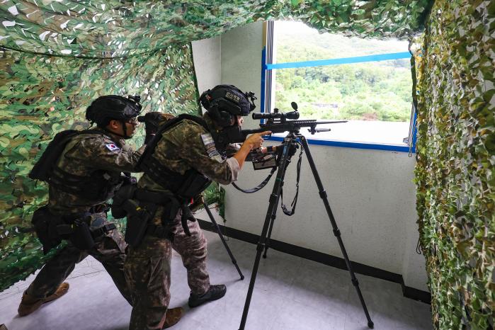 지난 10일부터 15일까지 열린 ‘제2회 국방부장관배 국제 저격수 경연대회(K-ISC)’에 참가한 저격수·관측수가 건물 내·외부 사격 종목에서 이동형 로봇 표적을 사격하고 있다.  이경원 기자