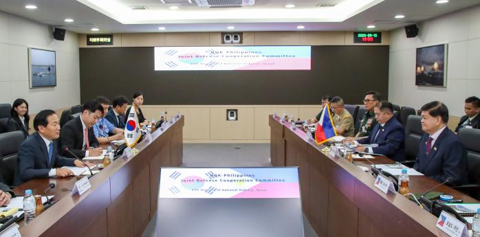 이두희(맨 왼쪽) 국방부 차관이 15일 서울 용산구 국방부 청사에서 이리네오 에스피노(맨 오른쪽) 필리핀 국방부 선임차관과 ‘제4차 한·필리핀 국방협력공동위원회’를 개최하고 있다. 한재호 기자