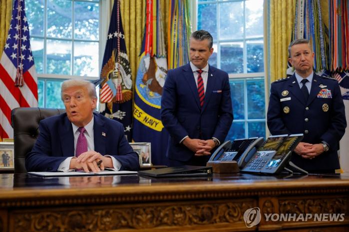 도널드 트럼프 미국 대통령과 피트 헤그세스(가운데) 국방장관. 트럼프 2기 행정부 국방전략은 ‘억제’에서 ‘전쟁 수행’으로 기울며 동맹국에 전방 방어를 요구하고 있다. 연합뉴스