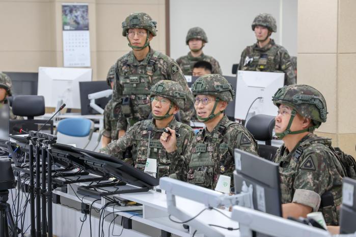 김규하(앞줄 가운데) 육군참모총장이 15일 육군35보병사단 해안감시기동대대를 방문해 인공지능(AI) 기반 과학화 해안경계작전체계를 점검하고 있다. 육군 제공