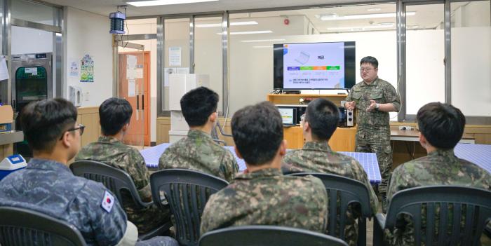 해군진해기지사령부 김성진(대위) 재무회계담당이 16일 창끝부대 장병들을 대상으로 찾아가는 금융·경제교육을 하고 있다. 사진 제공=변주원 하사