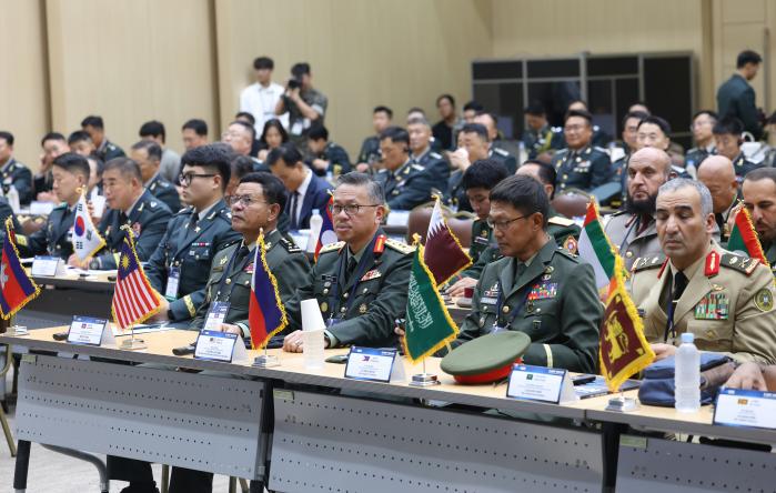 육군이 16일 개최한 ‘2025 한·아세안+ 국제군수포럼’에 참석한 각국 대표단이 개회식에서 기조연설을 듣고 있다. 육군 제공