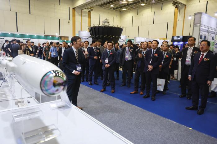 16일 열린 ‘2025 국방핵심기술 기획·성과 컨퍼런스’에서 참석자들이 핵심기술 성과 전시를 관람하고 있다. 이날 행사장에는 68개 과제, 140개 연구 성과물이 전시됐다. 이경원 기자