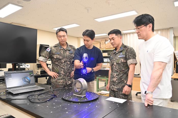 공군군수사령부 예하 항공자원관리단 간부·군무원들이 금속 3D프린팅 기술을 활용해 제작한 RC-800 항공기 발전기 지상점검 어댑터를 3D 스캐너를 활용해 점검하고 있다. 부대 제공