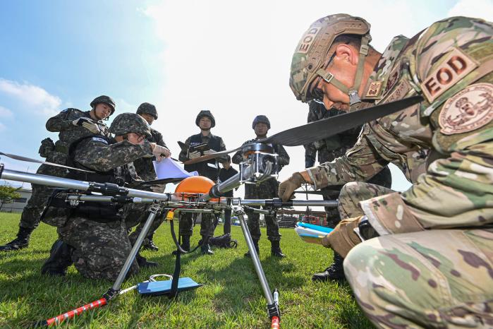 16일 진행된 공군11전투비행단의 APEC 대비 대테러 합동조사 훈련에서 11전비와 360방첩부대로 구성된 합동조사팀이 추락한 드론을 조사하고 있다. 사진 제공=이동영 중사