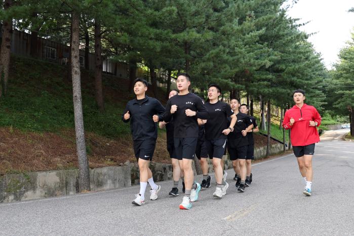 제21회 국방일보 전우마라톤대회에 도전장을 낸 육군56보병사단 삼각산여단 은평대대 장병들이 주둔지에서 뜀걸음을 하며 체력을 단련하고 있다. 전우마라톤대회는 오는 27일 서울 월드컵공원 평화광장에서 열릴 예정이다. 조종원 기자