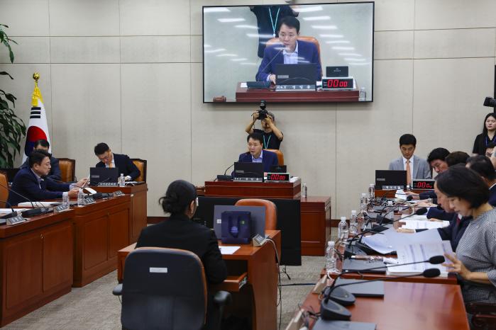 17일 서울 여의도 국회에서 국방위원회 전체회의가 열리고 있다. 이날 회의에서는 진영승(공군대장) 제45대 합동참모의장 후보자 인사청문회 관련 안건이 의결됐다. 이경원 기자