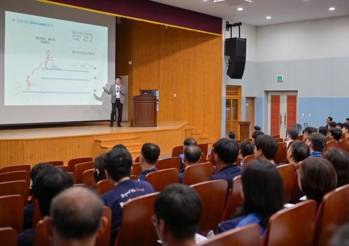 해군진해기지사령부 시설전대가 17일 중대재해 예방을 위해 개최한 공병관계관 기술세미나에서 참가자들이 정성춘 산업안전보건교육원 교수실장의 강연을 경청하고 있다. 사진 제공=변주원 하사