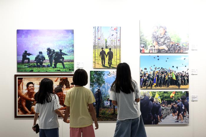 육군이 17일 서울 용산구 전쟁기념관에서 개최한 ‘제15회 대한민국 호국미술대전 개막식 및 시상식’을 찾은 관람객들이 주요 수상작을 둘러보고 있다.