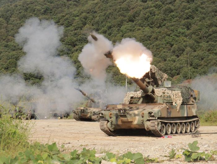 육군5보병사단 K55A1 자주포들이 경기 연천군 다락대 훈련장에서 실시된 거점방어전투사격훈련 중 가상의 적 도발 원점을 향해 포탄을 발사하고 있다. 부대 제공