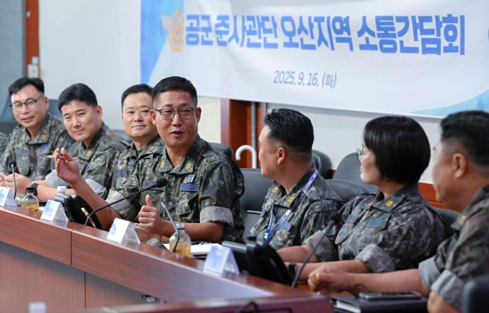 공군 준사관단이 16~17일 개최한 오산지역 소통 간담회에서 박진형(가운데) 공군준사관단장이 바람직한 병영문화 조성 방안을 이야기하고 있다. 공군 제공