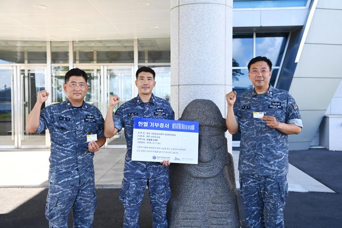 해군기동함대 항만방어대대 이승연·황태민·김경록 상사(왼쪽부터)가 17일 서귀포시청에 헌혈증 을 기부하며 파이팅 포즈를 취하고 있다. 부대 제공