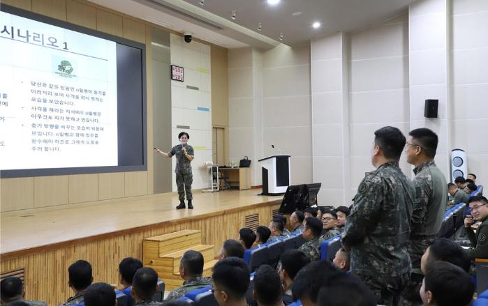 조순영 국군간호사관학교 교수부장이 육군과학화전투훈련단 장병들을 대상으로 급성전장스트레스신속처치 시범교육을 하고 있다. 사진 제공=랑선주 군무주무관
