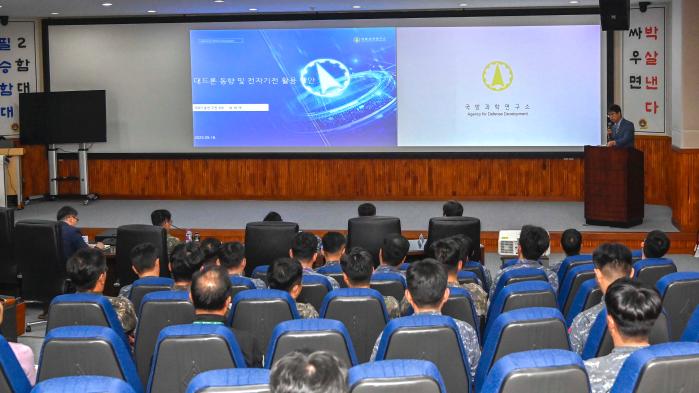 18일 해군2함대에서 열린 대드론 전문가 초빙교육에서 최채택 국방과학연구소 수석연구원이 강연하고 있다. 부대 제공