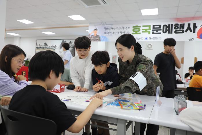 17일 육군6보병사단에서 열린 호국문예행사에 참여한 학생들이 태극기를 그리고 있다. 부대 제공