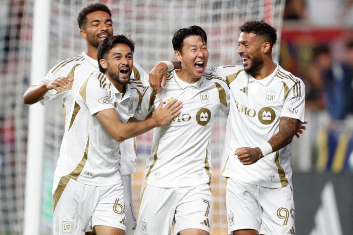 LAFC의 손흥민(오른쪽 둘째)이 18일(한국시간) 미국 유타주 샌디 아메리카 퍼스트 필드에서 열린 레알 솔트레이크와 미국프로축구 메이저리그사커 정규리그 원정경기에서 골을 성공시킨 후 동료들과 기뻐하고 있다. AFP·연합뉴스