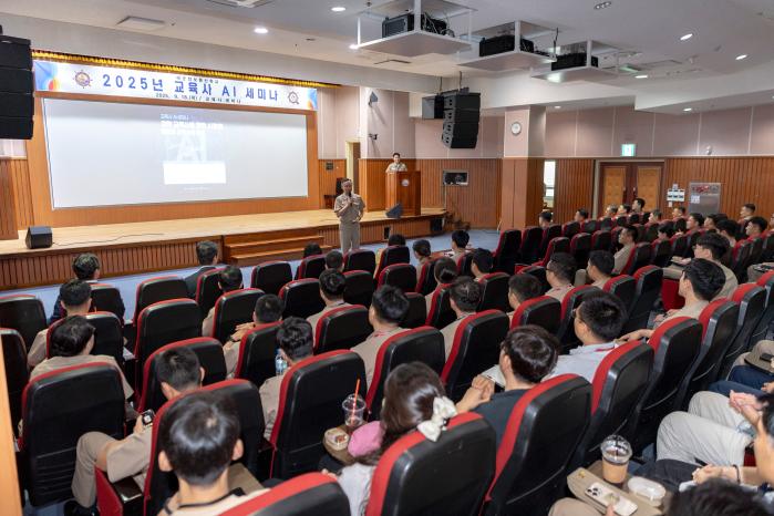 해군교육사령부 정보통신학교가 18일 개최한 세미나에서 강정호 교육사령관이 환영사를 하고 있다. 부대 제공