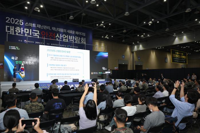18일 일산 킨텍스 제1전시장에서 열린 제5회 육군 안전컨퍼런스에서 김정섭 산업안전보건연구원 선임연구위원이 ‘육군 안전사고 예방을 위한 시스템적 접근’을 주제로 발표하고 있다. 이윤청 기자