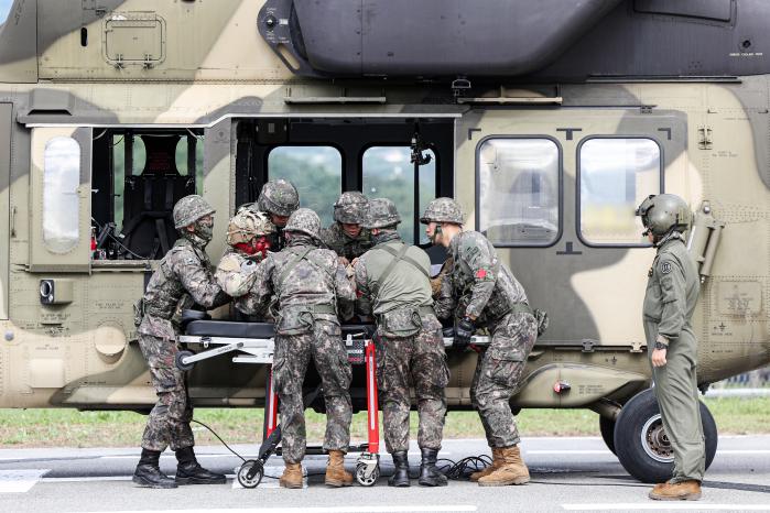 한미연합군사령부가 18일 주관한 '연합·합동 의무지원훈련'에서 한미 장병들이 육군 KUH-1 수리온 헬기로 후송된 응급환자를 연합야전병원시설로 옮기고 있다.