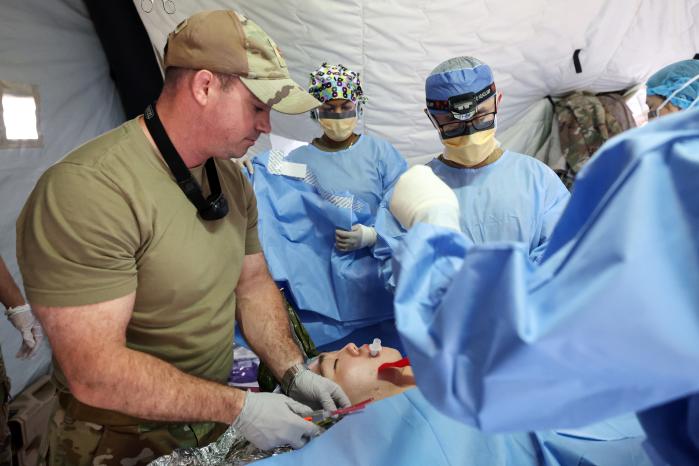 부상병을 응급 수술 중인 한미 의료진.