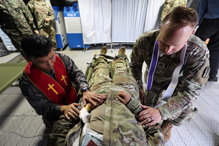 기도회 실시하는 한미 군종목사.