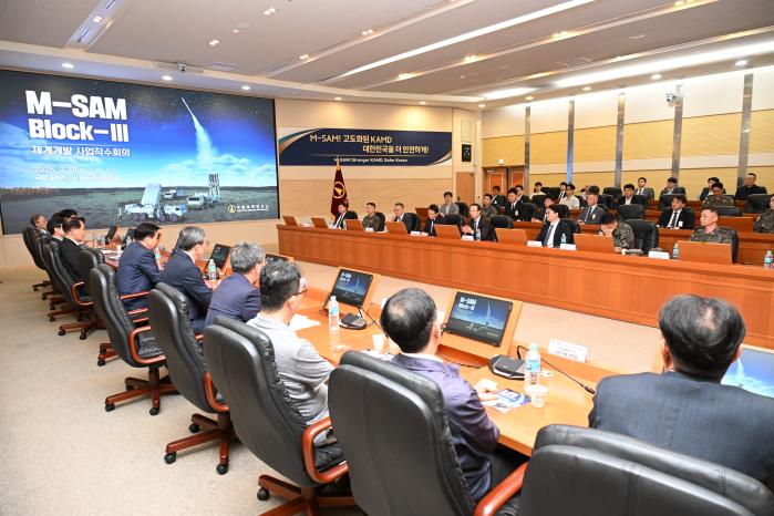 지난 19일 국방과학연구소에서 열린 M-SAM Block-Ⅲ 체계개발 사업 착수회의에서 참석자들이 의견을 교환하고 있다. 방사청 제공