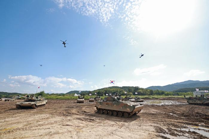 국민과 함께하는 군 문화축제 ‘2025 지상군페스티벌’ 행사 중 하나인 제병협동전투 시범 모습. 육군 제공 