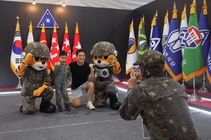 전투장비 착용 체험중인 관람객 가족