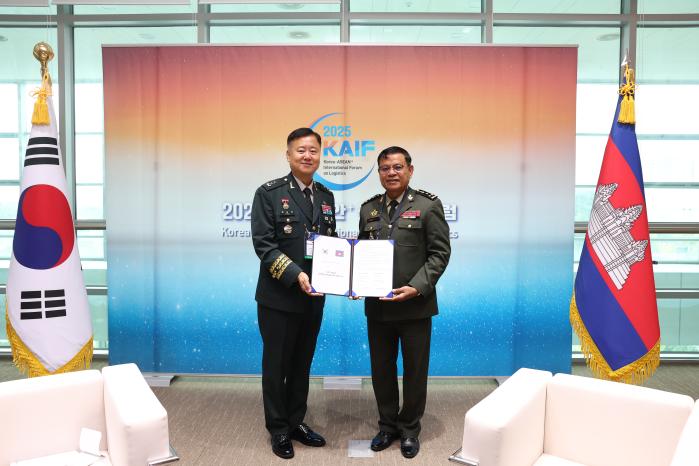 육군은 20일 ‘2025 한·아세안 플러스 국제군수포럼’을 성공적으로 마쳤다. 한·캄보디아 양자대담 중 상호의향서를 체결하는 모습. 육군 제공