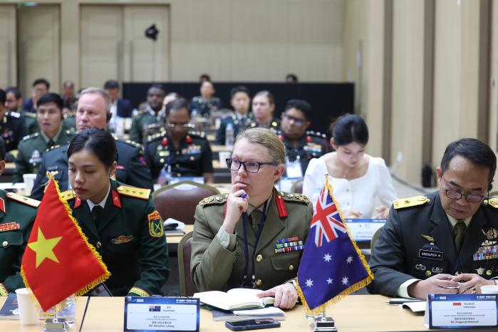 육군은 20일 ‘2025 한·아세안 플러스 국제군수포럼’을 성공적으로 마쳤다. 포럼 발표를 경청하는 외국군 관계자들. 육군 제공